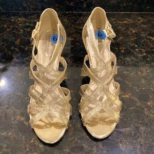 NWOT Bandolino gold tone heels
